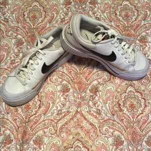 Nike White and Black Sneakers Classic Design size 8